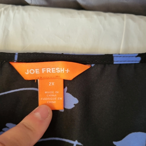 Joe Fresh Black and Blue Floral Blouse, Size 2X - Picture 4 of 5